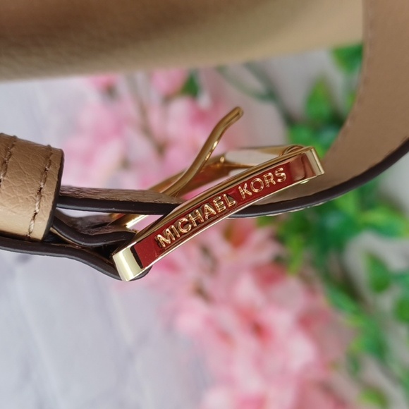 Michael Kors Burch Medium Messenger NWT - Picture 5 of 11